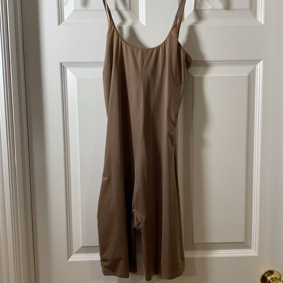 Reversible nude & tan body shaper. Size Medium-Large - Picture 3 of 8